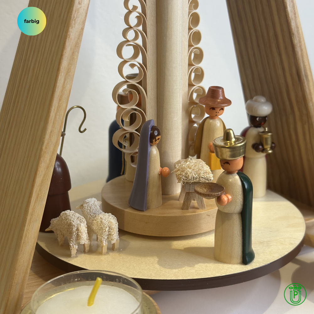 Farbig bemalte Tischpyramide aus Holzkunst mit Christi Geburt, Schafen und Erzgebirge-Handarbeit aus Seiffen.