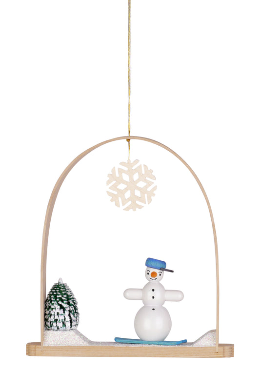 Schneemann mit Snowboard im Schwibbogen